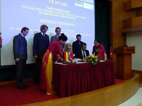 Vietnam 2012: Signing Ceremony for the Project Cooperation with VINACOMIN